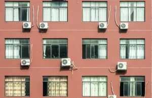 Fachada de edificio con múltiples unidades exteriores con diferentes modos de instaladas bajo las ventanas