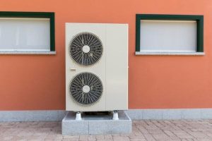Sistema doble de ventilación de un aire acondicionado en la fachada de un edificio