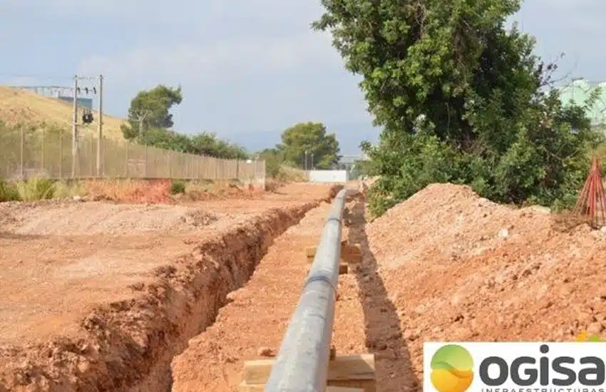 Proceso de instalación de tuberías en un proyecto sobre cómo se construye un gasoducto mediante maquinaria especializada y trabajos de canalización.