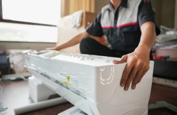 Técnico colocando un split nuevo