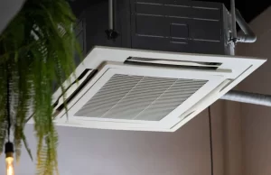 Aire acondicionado suelo techo instalado en un local comercial, sistema de climatización eficiente para espacios amplios y techos altos.
