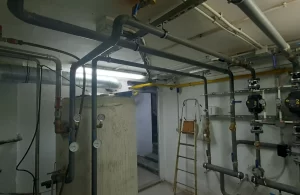 Un cuarto donde se encuentra una caldera de gas, aparentemente parece la de un edificio grande o comunidad de vecinos