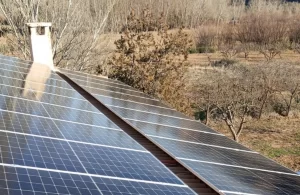 Placas solares instaladas por Ogisa en un edificio de FV Azuara