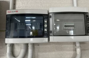 Un cuadro de luces que gestiona una instalación de placas solares realizada por Ogisa