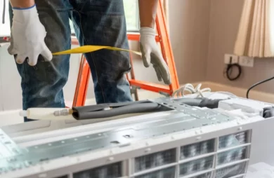 técnico de Ogisa reparando un aire acondicionado buscando el problema de que huela mal