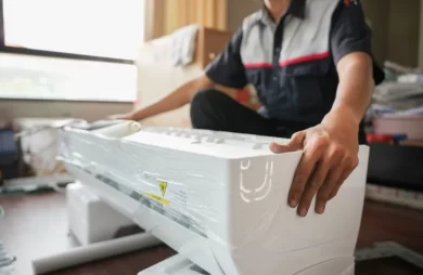 Técnico colocando un split nuevo
