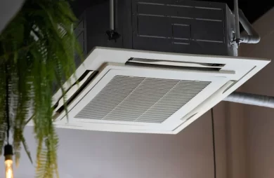 Aire acondicionado suelo techo instalado en un local comercial, sistema de climatización eficiente para espacios amplios y techos altos.